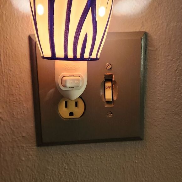 Scentsy Wall Warmer Plug In Black and White Zebra Print Retired - Picture 4 of 7